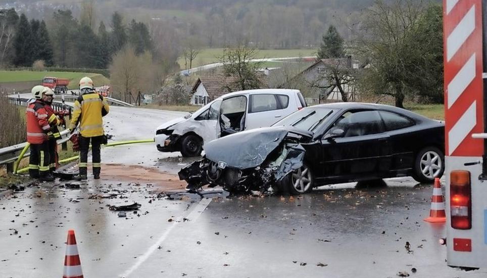 Diese Fahrzeuge kollidierten im März 2017 auf der Rafzerstrasse in Rüdlingen. Beide Autofahrer wurden dabei verletzt. Bilder: Schaffhauser Polizei