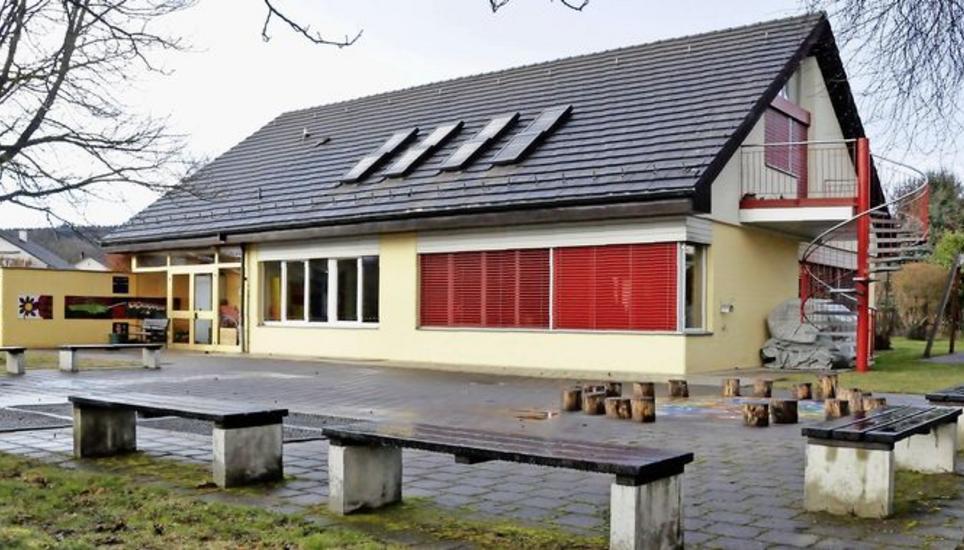 Im oberen Stockwerk des Kindergartens im Steinboden soll ab dem kommenden Schuljahr ein Hort mit Mittagstisch entstehen. Bild: Mark Gasser
