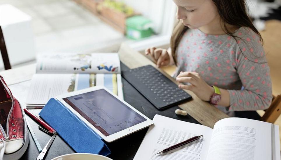Schulaufgaben zu Hause oder doch besser in der Schule erledigen? Was sinnvoller für das Kind ist – in diesem Punkt sind sich längst nicht alle einig. Bild: Key