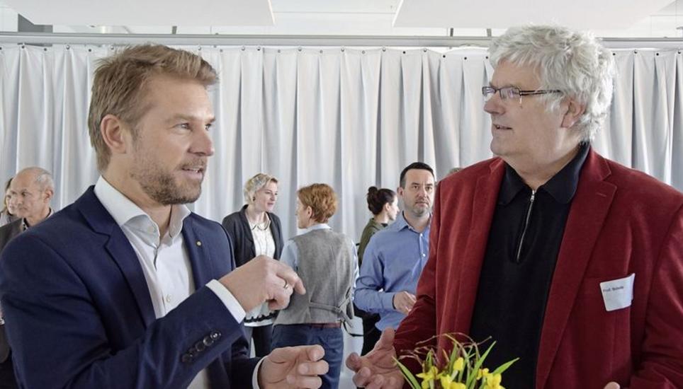Michael Stoz (l.) und Christian Scholz sind sich einig: Es braucht kombinierte Bürolandschaften. Bild: Franziska Bartel