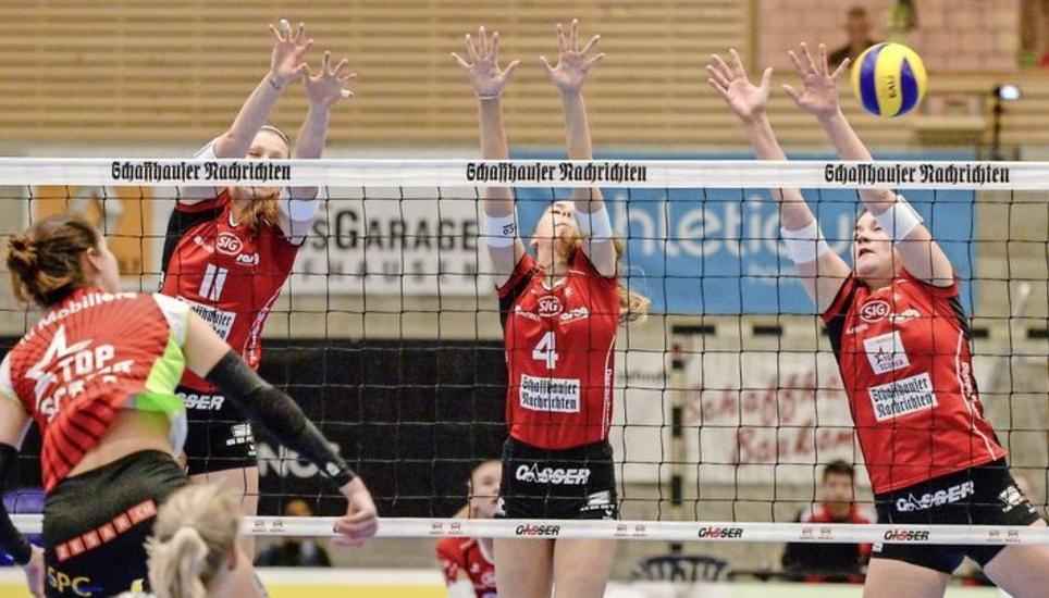 Kein Mittel fanden die Kanti-Spielerinnen (hinten) gegen Franches-Montagnes. Schaffhausen verlor glatt mit 0:3. Bild: Reihnhard Standke
