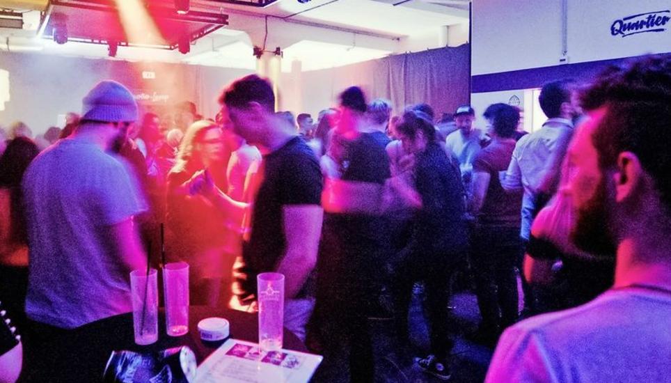 Normalerweise ist vis-à-vis des Kraftwerks nicht sehr viel los. Doch für vier Wochen herrscht nun dank des Pop-up-Clubs Ramba-zamba. Bild: Evelyn Kutschera