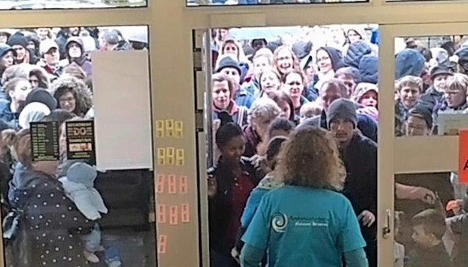 Grosser Andrang herrschte bei der Neuhauser Kinderkleiderbörse. Bild: ZVG