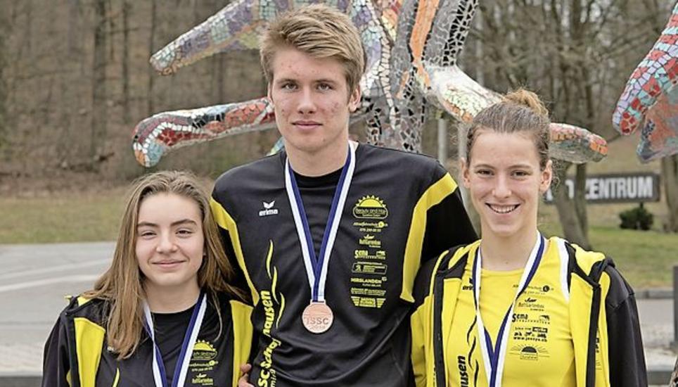Die SCSH-Schwimmer in Sindelfingen (v. l.): Pia Terschawetz, Jodokus Mezulat, Julia Mattoscio. Bild: Michael Schatzmann