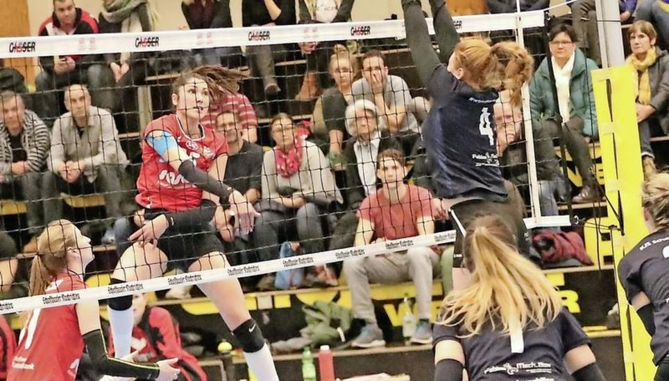 Mari Kurth (l.) schlägt im Derby gegen KJS (in Schwarz) einen Smash. BILD W. Schläpfer