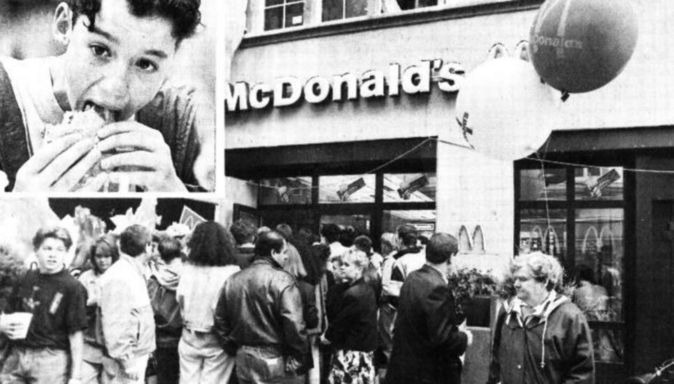 Bei der Eröffnung am 29. Juni 1991 standen die Schaffhauserinnen und Schaffhauser vor der McDonald's-Filiale Schlange. Bild: Eric + Bruno Bührer / SHN Archiv