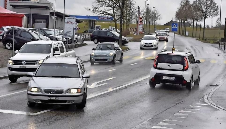 Auf eine Entschärfung der gefährlichen Kreuzung eingangs Eglisau wartet der Gemeinderat schon Jahre. Bild: Thomas Güntert