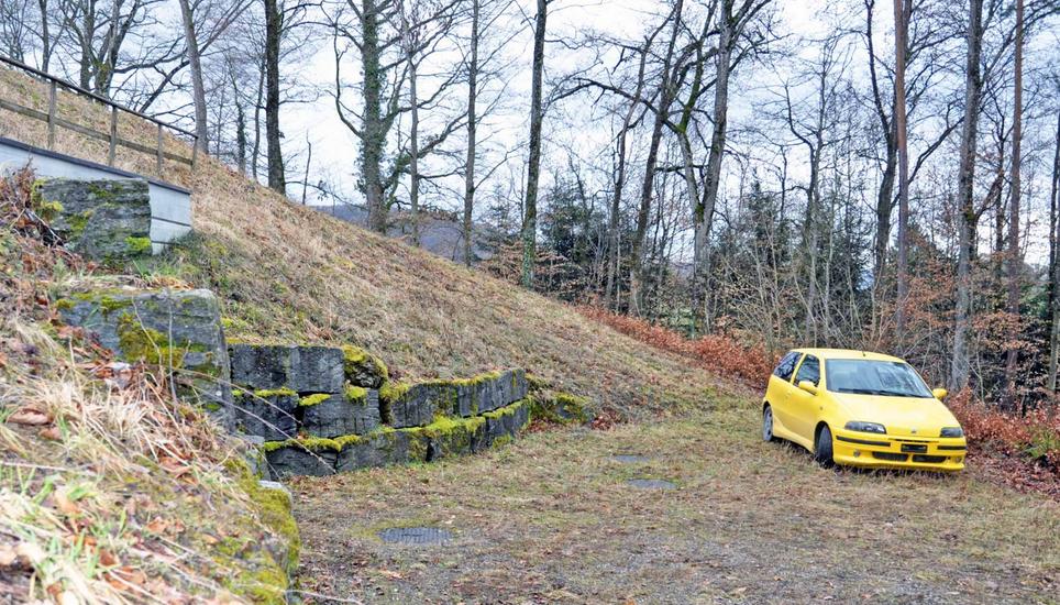 Der gelbe Fiat wurde in der Nähe des Wasserreservoirs entdeckt. Bild: SHPol