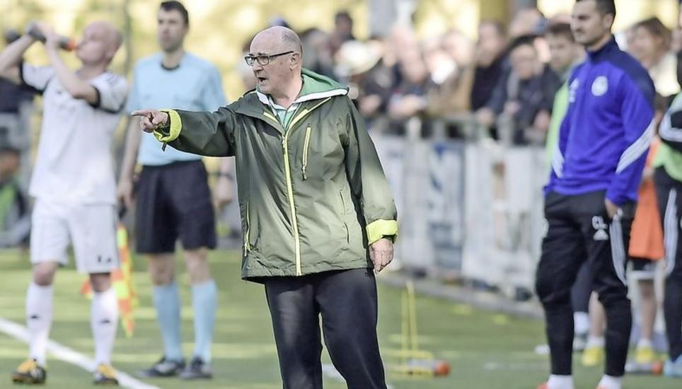Bald 70 Jahre alt, aber das Zepter noch immer fest in der Hand: Trainer-Urgestein Roli Frei will den FC Diessenhofen weiter in der Erfolgsspur halten. Bild: Roger Albrecht