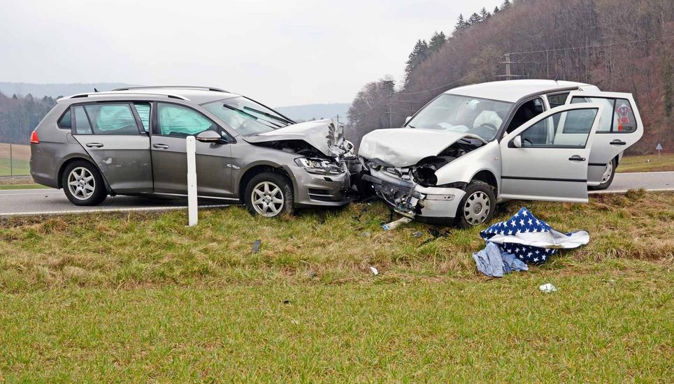 In Neunkirch kam es heute Morgen zu einer Frontalkollision zweier Autos. Bild: shpol