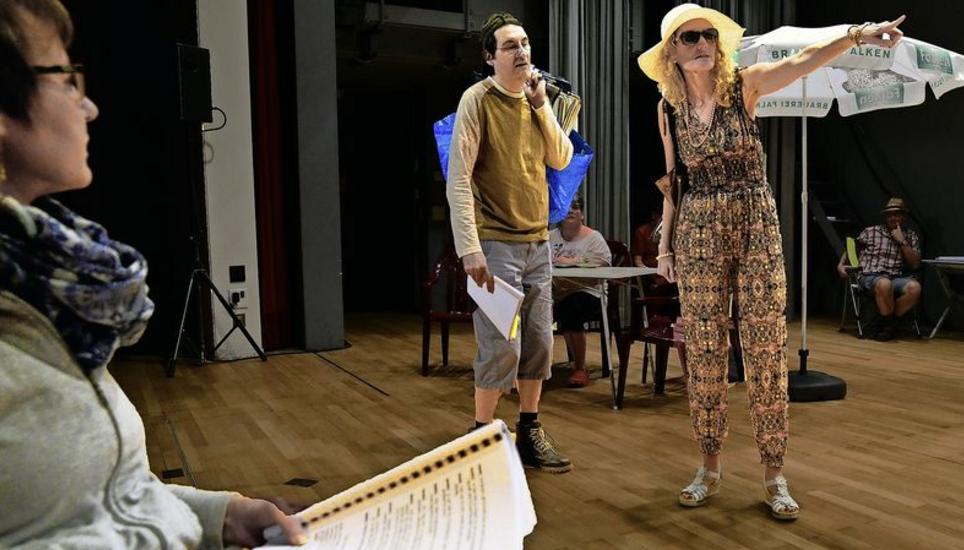 Souffleuse Silvia Fankhauser hat Alexandra (r.) und Ingo Moser immer im Auge und weiss, was sie zu sagen haben. Bild: Theo Kübler