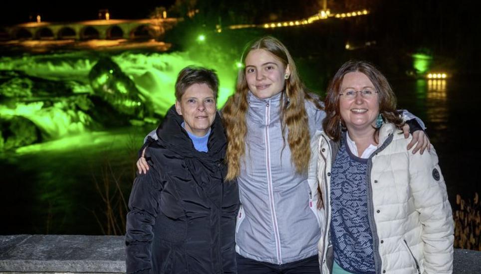 Sind aus Frauenfeld angereist, um den grünen Rheinfall zu sehen: Ursula Böni, Jessica Böni und ihre Mutter Geraldine Hogan. Bild: Michael Kessler