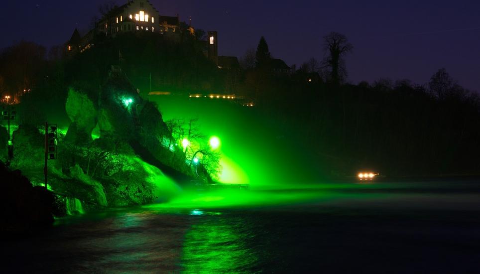 Ganz im Zeichen des St. Patrick's Day wird der Rheinfall während des irischen Feiertags mit grünem Licht beleuchtet. Bild: Pixabay