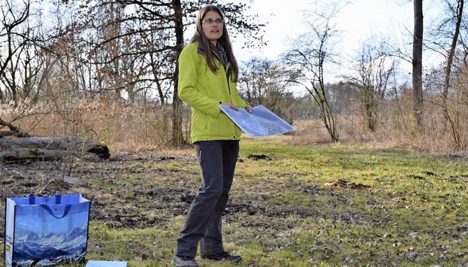 Petra Bachmann zeigt die Artenvielfalt im Uferriet z’Hose. Bild: Darina Schweizer