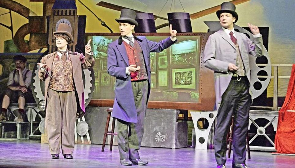 Phileas Fogg (Mitte) will in 80 Tagen um die Welt reisen. Bild: Selwyn Hoffmann