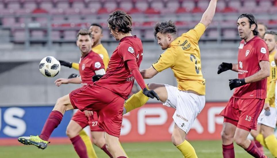 Bild mit Seltenheitswert: Selten tauchten die Gäste (am Ball André Goncalves) im Vaduzer Strafraum auf. Bild: Roger Albrecht