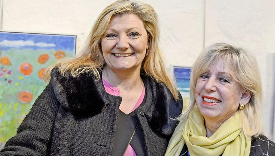 Regierungsrätin Cornelia Stamm Hurter und Kunstliebhaberin Margit Baltus sind sich über die positive Wirkung einig.