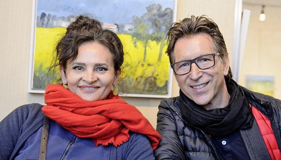 Mirjana Spehar und Marcus Kaiser aus Neuhausen haben ein weiteres stimmiges Bild (Hintergrund) des Malers erworben.