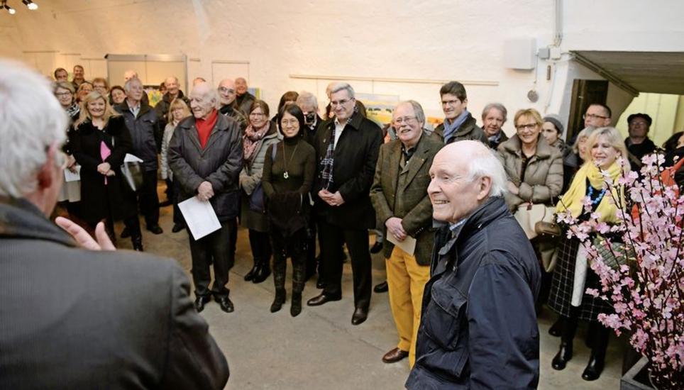 Der Neuhauser Maler André Rawyler (rechts) zeigte sich an der Vernissage seiner Ausstellung glücklich über den grossen Aufmarsch. Bilder: Selwyn Hoffmann