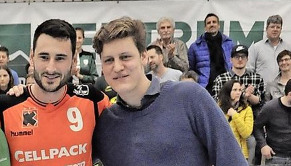 Fast schon ein gequältes Lächeln bei Andrija Pendic, der nach dem 28:37 in Thun zum Best Player gewählt wurde. Bild: poe