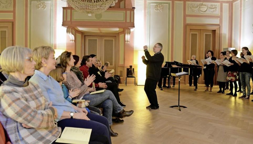 Nicht nur der Chor folgt gebannt den dirigentischen Anweisungen von Hans-Jörg Ganz: An dieser Stelle animiert der Chorleiter das Publikum zum Mitmachen. Bild: Selwyn Hoffmann