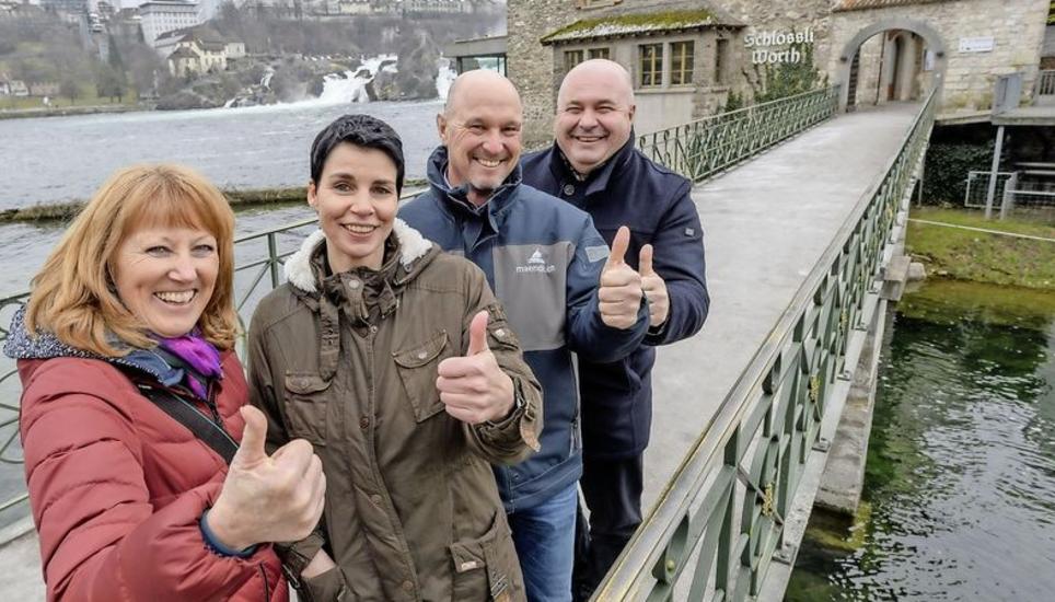 Freuen sich auf die neue Saison: Gaby Obrist vom Seilpark, Barbara Gysel vom «Schlössli Wörth», Thomas Mändli (Werner Mändli AG) und Thomas Burkhardt von der Rheinfall Betriebs AG (von links). Bild: Michael Kessler