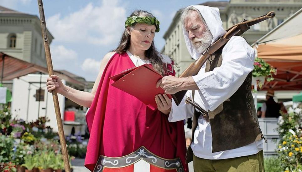 Als Helvetia und Wilhelm Tell verkleidet wurden 2014 in Bern Unterschriften für die Vollgeld-Initiative gesammelt. Bild: Key
