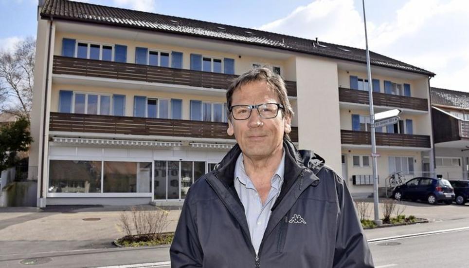 An der Rhygass 1 hinter dem Basadinger Gemeindepräsidenten Peter Mathys liegt das leer stehende Ladenlokal. Bild: Darina Schweizer