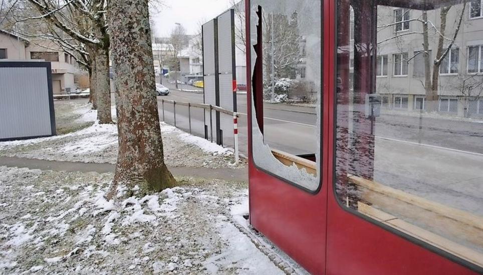 Eingeschlagene Scheiben – das Bushäuschen bei der Bushaltestelle Gruben ist in diesem Jahr schon das zweite in Folge. Bild: shpol