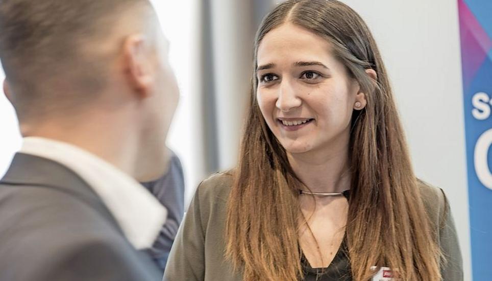 Übersetzerin Nikolina Buzar findet das angepasste Format des Jobmarktes super. Neu können auch jüngere Stellensuchende daran teilnehmen. Bild: Jeannette Vogel