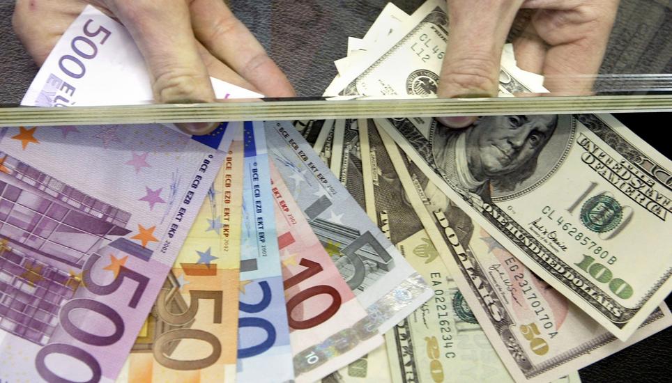 )Beim Kauf von Fremdwährungen wie Dollar oder Euro hielt sich die SNB im vergangenen Jahr erneut zurück. Bild: Key