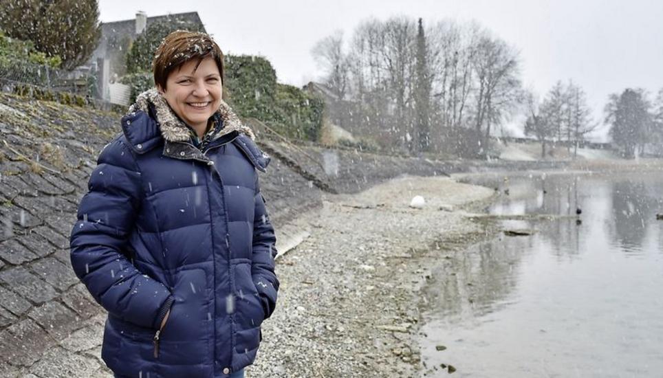 Barbara Job vor dem Uferbereich, der unterhalb der Propstei Wagenhausen renaturiert werden soll. Bild: Darina Schweizer