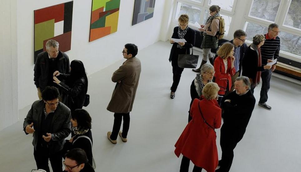 Auf eine Ansprache warteten die Besucher der Vernissage in der Galerie Mera vergebens. Bild: Eric Bührer