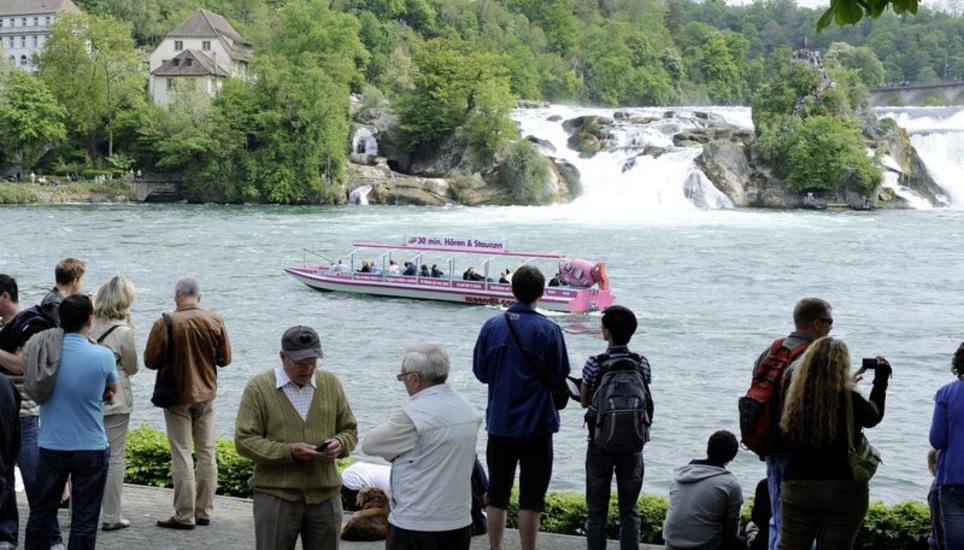 Dichtestress am Rheinfall? Mit der Ausdünnung des Angebots und der Ticketverteuerung wollen die Verantwortlichen den Besucheransturm auf den Felsen drosseln und machen Sicherheitsbedenken geltend. Archivbild: Selwyn Hoffmann