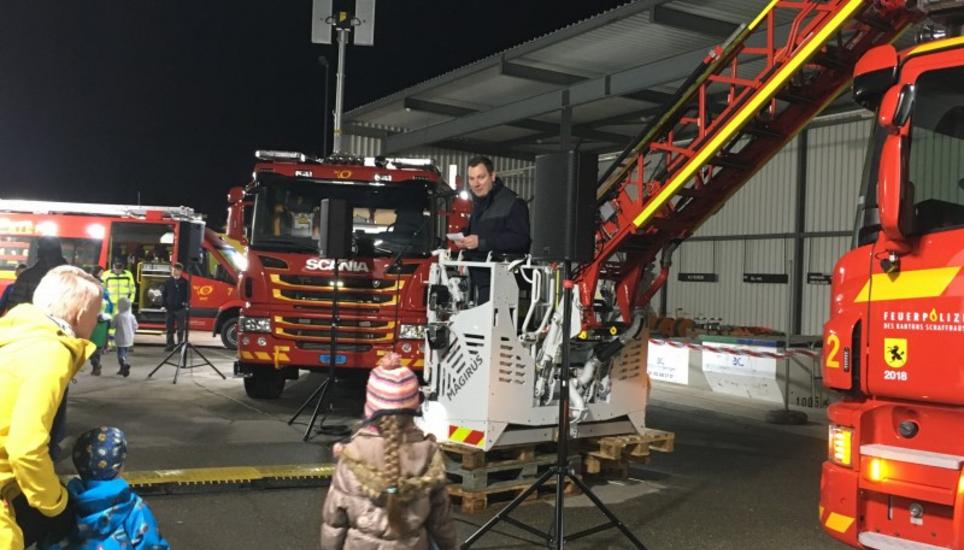 Feuerwehrkommandant Tobias Bechtel freute sich über die vier neuen Fahrzeuge. Bild: Radio Munot