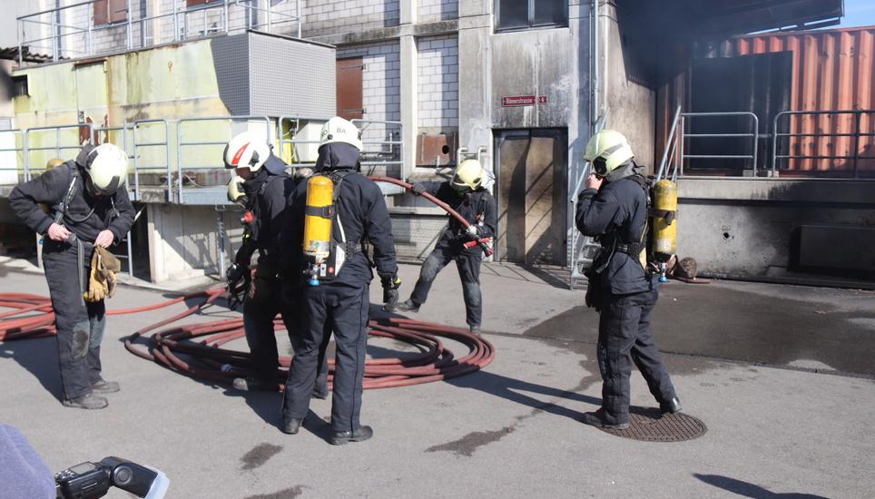 Angehende Feuerwehroffiziere bereiten einen Einsatz in einem Keller vor. Bild R. Müller