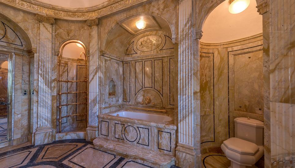 Die Badewanne wirkt fast schon ein bisschen klein für die sonstige Grösse der Anlage.