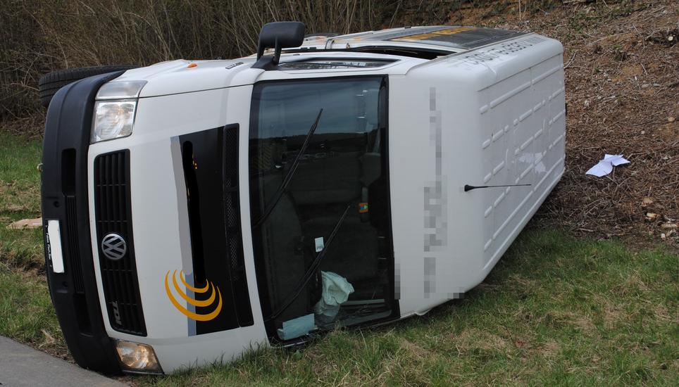 Der Lieferwagen kippte zur Seite. Bild: SHPol