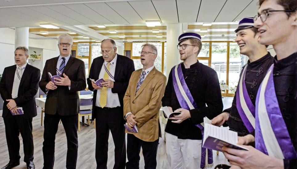 Mit viel Leidenschaft traten die Männer der Commercia Schaffhausen am Samstag in den Altersheimen La Résidence und Steig auf. Bilder: Selwyn Hoffmann