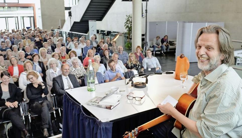 Musste über seine eigenen Witze lachen: Schriftsteller Helge Timmerberg im Foyer der Stadthalle Singen. Bild: Selwyn Hoffmann