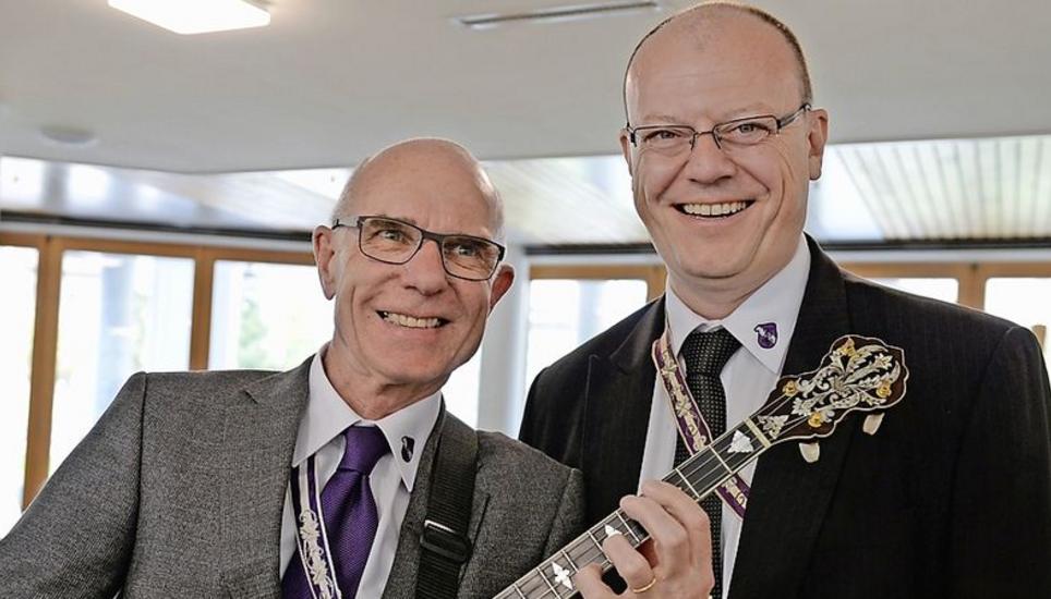 Roger Egger v/o Banjo gab den Liedern einen besonderen Klang, Urban Werner v/o Solar ist der Chorleiter.