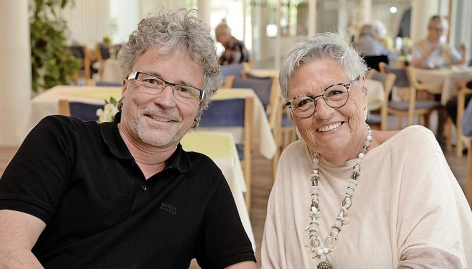 Peter Weber, Gesamtleiter des Alterszentrums Breite, freute sich mit Rosmarie Volkart über den gelungenen Auftritt.