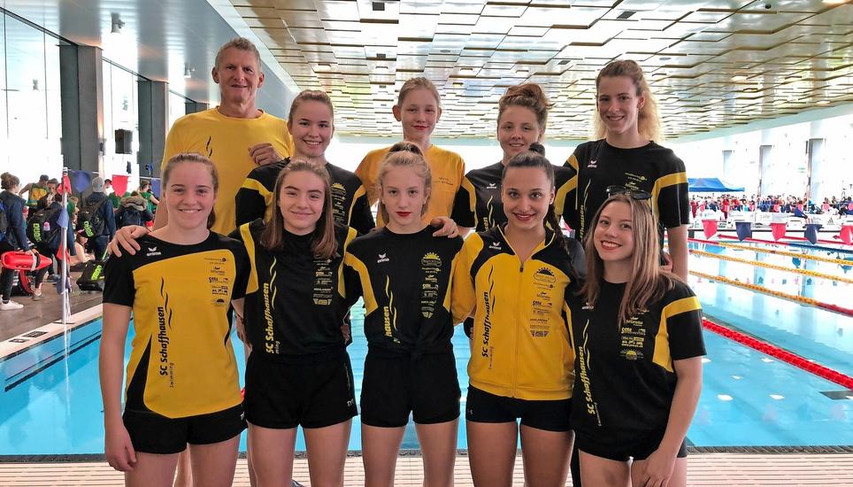 Die SCS-Crew: (v. l. hinten) Cheftrainer Gerhard Innerhofer, Katharina Rohrbach, Helena Barteld, Paula Terschawetz, Julia Mattoscio. (v. l. vorne) Johanna Merz, Pia Terschawetz, Mia Schatzmann, Rosanna Larocca, Christiana Molnarova Bild: zvg