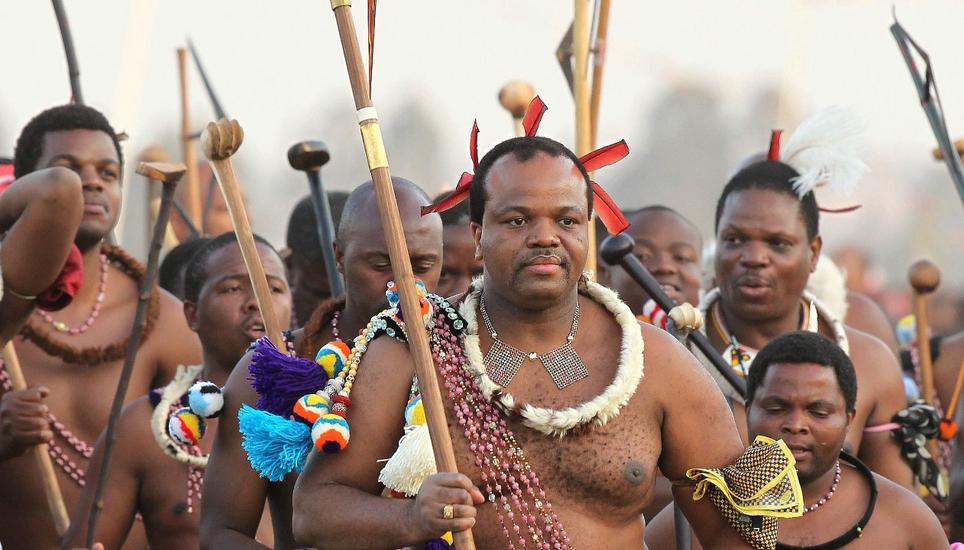 König Mswati III. feiert gerne grosse Feste auf Staatskosten trotz der Armut seines Landes Swasiland. Bild: Key