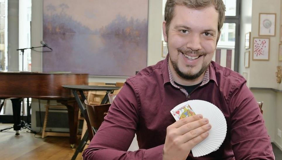 Zauberer Christian Stern will die Leute zum Staunen bringen und wird wohl bis an sein Lebensende zaubern. Bild: Edith Fritschi