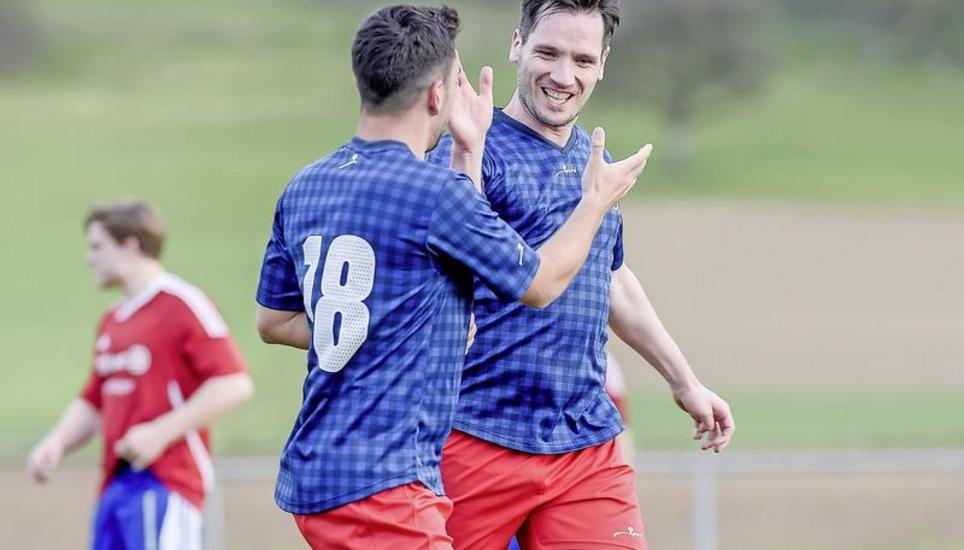 Lukas Kunz (links) freut sich mit Louis Ehrismann (rechts) über sein Tor beim 4:1-Sieg über Neunkirch. Bild: Roger Albrecht