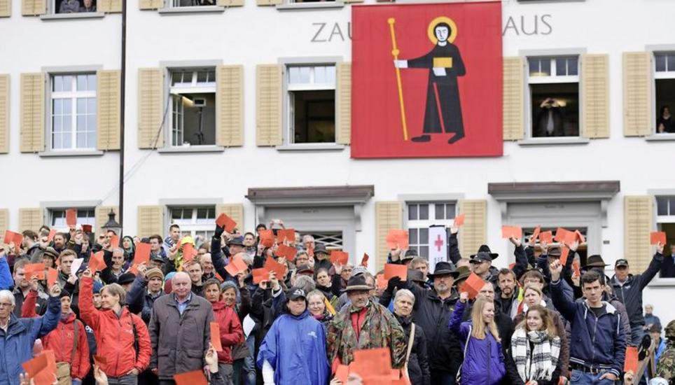 Die Glarner sind neben den Innerrhodern die einzigen Stimmbürger, die an Landsgemeinden über kantonale Sachgeschäfte befinden. Bild: Key