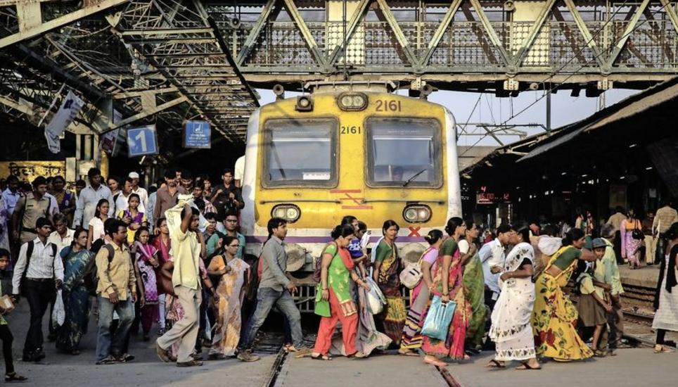 Wichtigstes Verkehrsmittel in Indien: Bahnhofsszene aus der Metropole Mumbai. Bild: Key