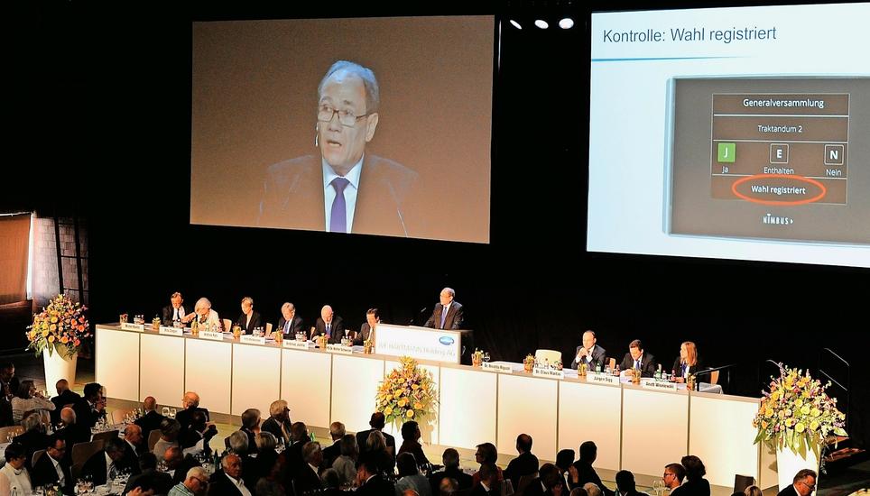 Verwaltungsratspräsident Rinaldo Riguzzi begrüsst die über 500 Aktionäre. Bild: Eric Bührer