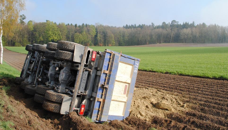 Der Lastwagen kam auf der Beifahrerseite zum Stehen. Bild: SHPol